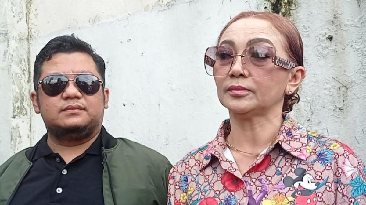 POLEMIK POLIANDRI - Rafi Ikhsan Muharam merupakan anak artis  Firdha Razak. Ia lapor polisi setelah istrinya diam-diam poliandri.