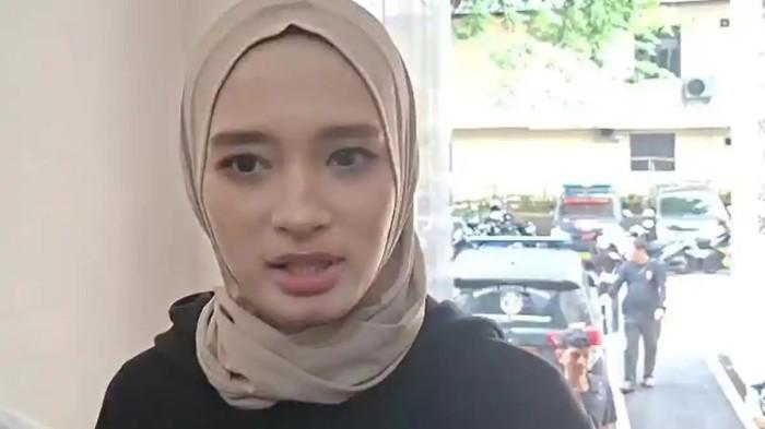 CABUT LAPORAN - Artis Inara Rusli menyambangi Polda Metro Jaya pada hari ini, Senin (29/12/2025). 