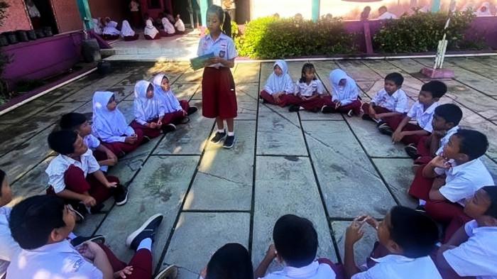PEMBELAJARAN LITERASI - Kegiatan peningkatan literasi di SDN 1 Kebumen, Kendal, Jawa. Kegiatannya berupa membaca nyaring di depan murid lain. Diketahui peningkatan literasi dan numerasi di satuan Pendidikan Kendal melibatkan aksi kolaboratif yakni antara Pemkab Kendal, Pendidik serta Tanoto Foundation.