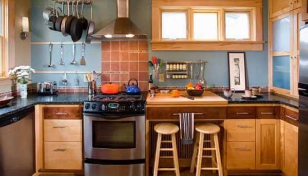 वास्तूशास्त्राच्या नियमानुसार किचनमध्ये शिळी पोळी तसेच अन्य तीन वस्तू ठेवणे हे फारच वाईट समजले जाते. या वस्तू किचनमध्ये ठेवल्यास अन्नपूर्ण देवी नाराज होते असे म्हटले जाते. अन्नपूर्णा देवीच नाराज झाल्याने घरातील सुख शांती समृद्धीला घरघर लागते असे सांगितले जाते. 