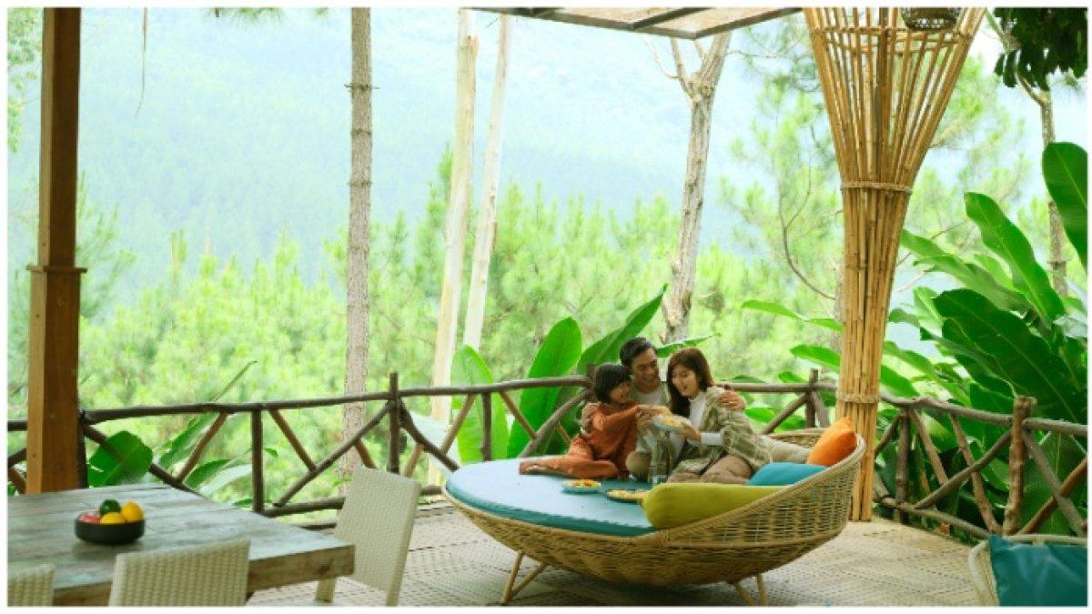 Pengunjung menikmati suasana di villa kayu The Lodge Maribaya, tempat wisata di Lembang yang lagi hits.