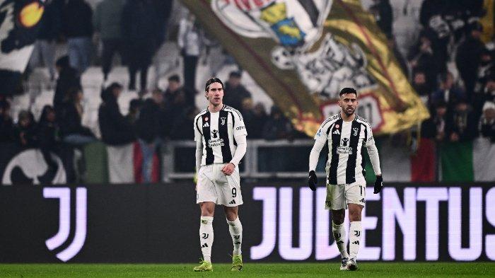 Pemain depan Juventus asal Serbia #09 Dusan Vlahovic (kiri) dan gelandang Juventus #11 Nico Gonzalez bereaksi di akhir pertandingan sepak bola Serie A Italia antara Juventus FC dan Venezia FC di Stadion Allianz di Turin, pada tanggal 14 Desember 2024.