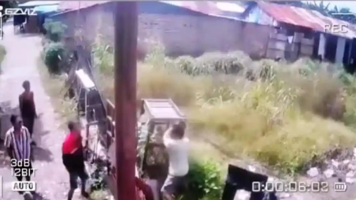 TERSANGKA PENGANIAYAAN VIRAL - Seorang pria bernama Syafrial Pasha (54), warga Desa Manunggal, Kecamatan Labuhan Deli, ditangkap oleh Polsek Medan Labuhan, Polres Pelabuhan Belawan, atas tuduhan penganiayaan, meski peristiwa bermula dari dugaan perusakan pagar rumahnya oleh sekelompok orang.