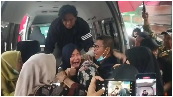 WAKIL BUPATI KLATEN MENINGGAL - Isak tangis Mahannin Yulindha Pratiwi pecah saat jenazah suaminya, Wakil Bupati Klaten Benny Indra Ardhianto di rumah, di Desa Karang, Kecamatan Delanggu, Kabupaten Klaten, Sabtu (7/2/2026).