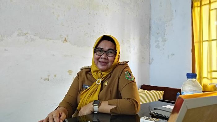 BANTUAN SOSIAL -- Lurah Padebuolo, Rosdiyati Usman saat diwawancarai TribunGorontalo.com, Senin (9/2/2026). Rosdiyati memberikan klarifikasi perihal nenek kakak beradik tak lagi menerima bansos.
