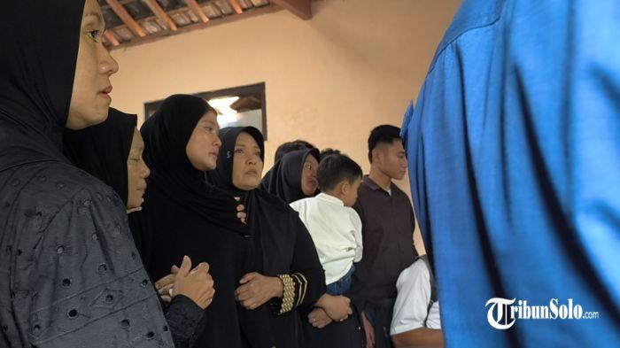DUKA ISTRI - Tangis istri Wakil Bupati Klaten, Linda Benny pecah kala mengiringi kepergian suaminya, Benny Indra Ardhianto, ke peristirahatan terakhir, di Makam Jonggrangan, Desa Ngreden, Kecamatan Wonosari, Minggu (8/2/2026). Benny meninggal pada usia 33 tahun di RS Kariadi Semarang, pada Sabtu (7/2/2026).