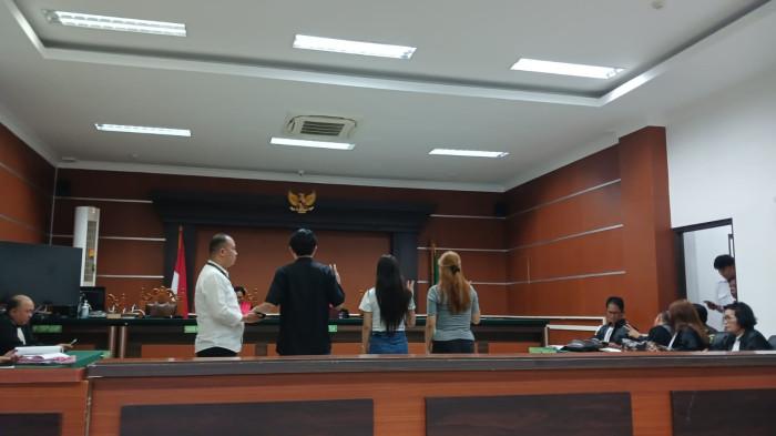 SIDANG - Sidang perkara pembunuhan cucu pengusaha terkenal di Sulut, Joel Alberto Tanos alias Beto, kembali digelar di Pengadilan Negeri Manado, Senin (9/2/2026). Sidang dipimpin Ketua Majelis Hakim, Muhajir, dengan agenda pemeriksaan saksi dari JPU.
