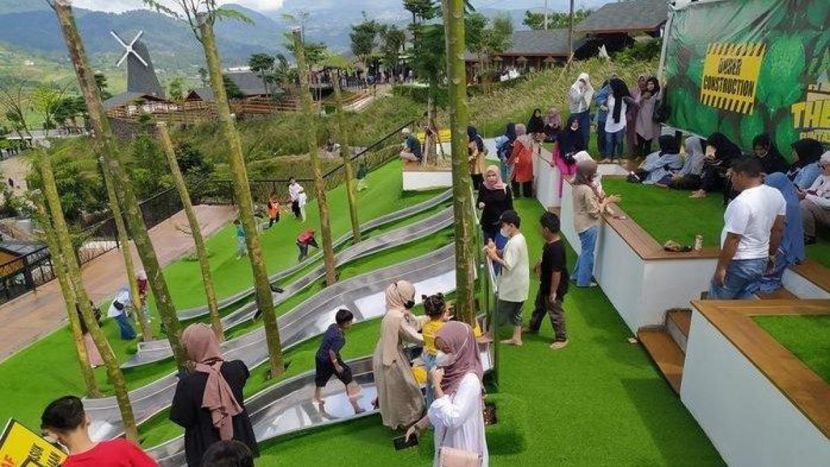 Pengunjung menikmati berbagai wahana di The Nice Funtastic Park di Kecamatan Sukaresmi, Kabupaten Cianjur, Jawa Barat