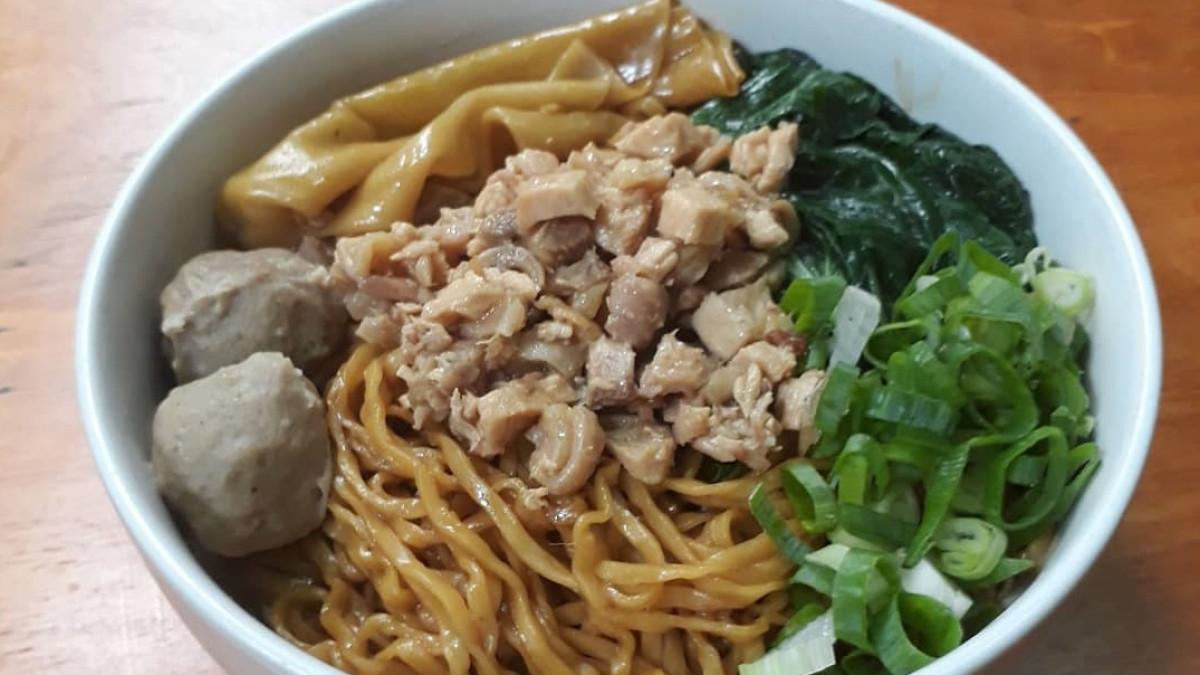 Mie Keriting Luwes, satu tempat makan favorit pekerja kantoran di kawasan Sudirman Jakarta Pusat yang layak masuk daftar kunjungan.