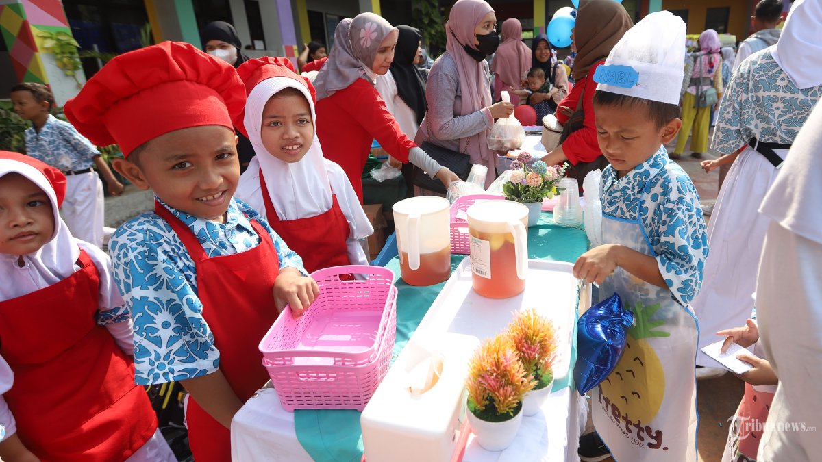 Siswa menjajakan makanan dalam kegiatan market day di SDN 07 Cipinang Muara, Jakarta Timur, Rabu (6/12/2023). Kegiatan ini sebagai penguatan profil pelajar Pancasila bidang kewirausahaan dan mendidik anak untuk produktif serta tidak konsumtif.TRIBUNNEWS/HERUDIN