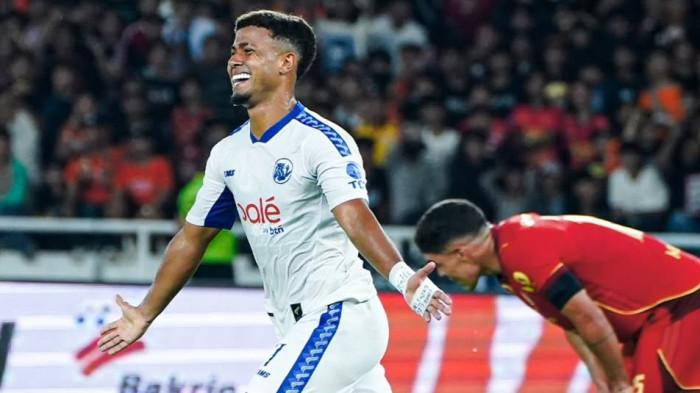 SINGO EDAN - Selebrasi Gabriel Silva, pemain Arema FC, dalam laga melawan Persija Jakarta di SUGBK, Minggu (8/2/2026). Di laga ini, Arema FC menang 0-2 berkat dua gol Gabriel Silva.