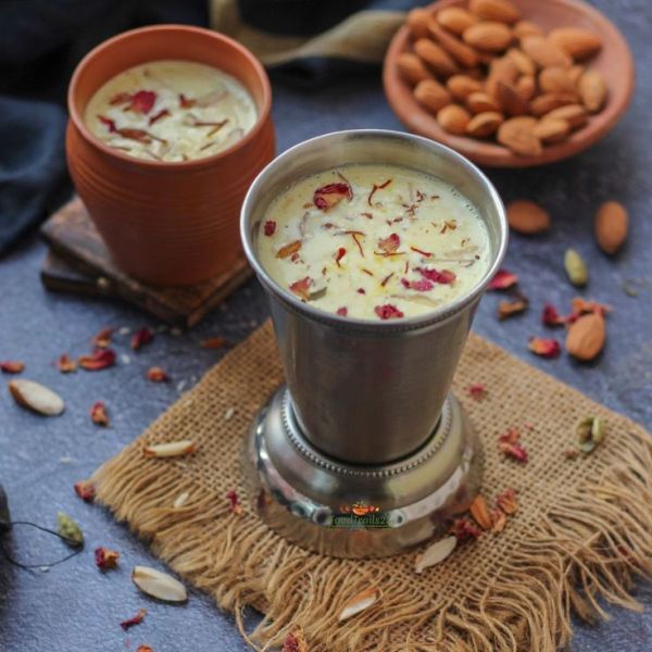 यात हे असू शकते: कपड्याने झाकलेल्या टेबलच्या वर एकमेकांच्या शेजारी बसलेल्या अन्नाने भरलेल्या दोन वाट्या