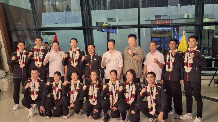 caption: TIM PIALA SUDIRMAN TIBA DI INDONESIA - Tim Badminton Indonesia yang berjuang di Piala Sudirman 2025 China foto bersama dengan para pengurus PP PBSI setibanya di Bandara Soekarno-Hatta, Tangerang, Senin (5/5/2025). Tribunnews/Abdul Majid