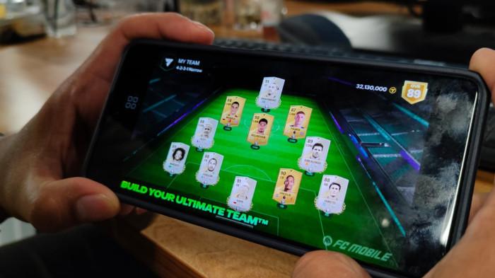 KODE REDEEM FC - Potret bermain gim FC Mobile dari EA Sports diambil Selasa (2/12/2025).