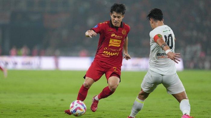 PERSIJA VS PERSEBAYA - Aksi winger Persija Jakarta, Ryo Matsumura (kiri) saat berduel melawan gelandang Persebaya Surabaya, Bruno Moreira (kanan) pada pertandingan pekan 28 Liga 1 di Stadion Utama Gelora Bung Karno (SUGBK), Sabtu (12/4/2025) malam WIB.
