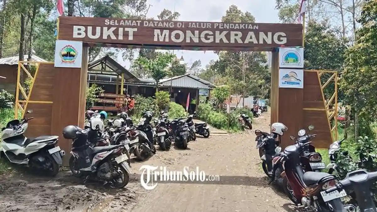 GAPURA BUKIT MONGKRANG - Gapura basecamp pendakian Bukit Mongkrang, Kecamatan Tawangmangu, Kabupaten Karanganyar, Jawa Tengah, beberapa waktu lalu. Saat ini, pendakian Bukit Mongkrang masih ditutup untuk umum.