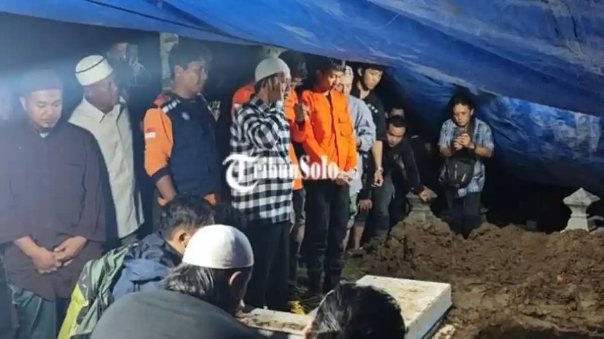 KUMANDANGKAN ADZAN - Ayah dari Yazid, Sapto Mulyono di Pemakaman Gawanan, Kecamatan Colomadu, Karanganyar pada Selasa (10/2/2026). Dia mengumandangkan adzan sebelum jenazah dimakamkan.