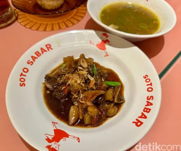 Soto Sabar Oseng Campur berisi daging, kikil, dan babat.
