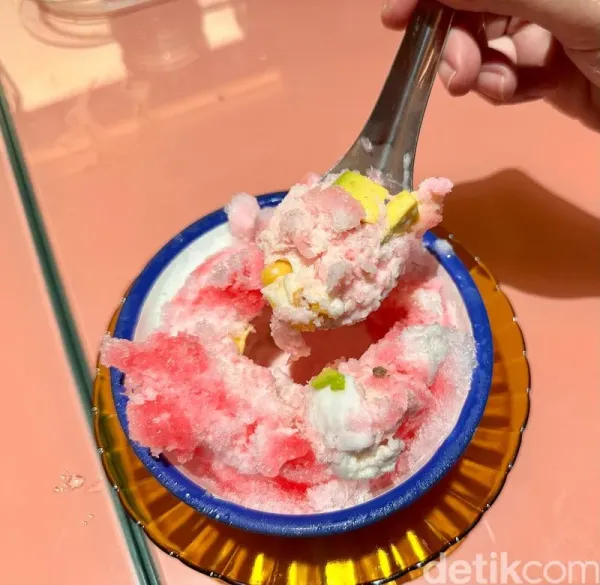 Buat pencuci mulut, pelanggan bisa cicip Es Nona di Soto Sabar.