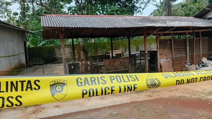 LOKASI KEJADIAN - Garis polisi dipasang di lokasi kejadian tempat kafe atau karaoke yang dijadikan tempat minum minuman beralkohol hingga menyebabkan enam korban, Selasa (10/2/2026). Enam korban di antaranya meninggal dunia, dan dua korban menjalani perawatan.