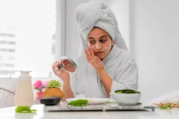 फॅशन टिप्स: तुमची त्वचा अधिक तरुण बनवण्यासाठी आयुर्वेदिक टिप्स