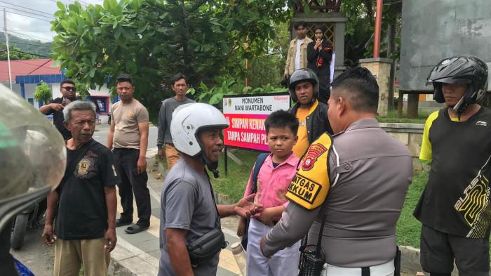 LAKALANTAS -- Seorang polantas berbincang dengan pengemudi bentor. Kecelakaan lalu lintas melibatkan pengendara bentor dan mobil di Kota Gorontalo, Kamis (12/2/2026).