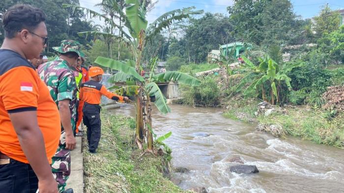 PENYUSURAN - Tim SAR melakukan penyisiran di pinggir sungai Karangmalang Mijen, Semarang. Pada, Rabu (11/2/2026) pukul 16.00 WIB operasi pencarian akan diakhiri dan dilanjutkan pencarian pada esok pagi.