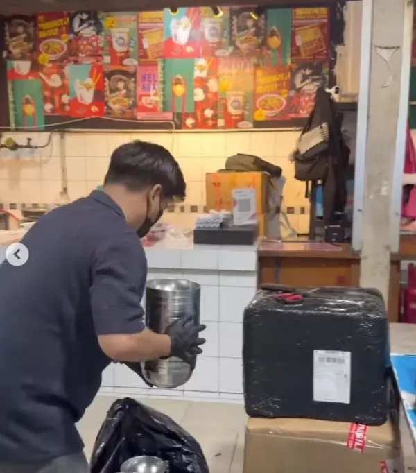 Kejatuhan Bayi Tikus Saat Makan Bakmi di Pujasera Blok M.