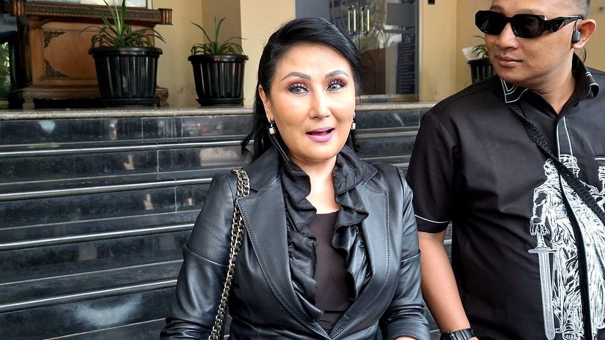 Lita Gading menyambangi Polda Metro Jaya, Semanggi, Jakarta Selatan, Jumat (29/8/2025).