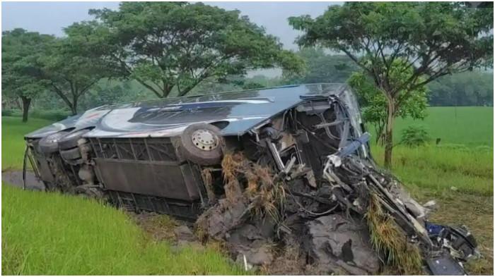 RINGSEK - Kondisi bus rusak parah dan masuk parit usai mengalami kecelakaan, di Tol Solo - Ngawi KM 566 A, masuk Desa Bangunrejo Kidul, Kecamatan Kedunggalar, Kabupaten Ngawi, Kamis (12/2/2026) pagi. Akibat kejadian tersebut puluhan orang mengalami luka luka.