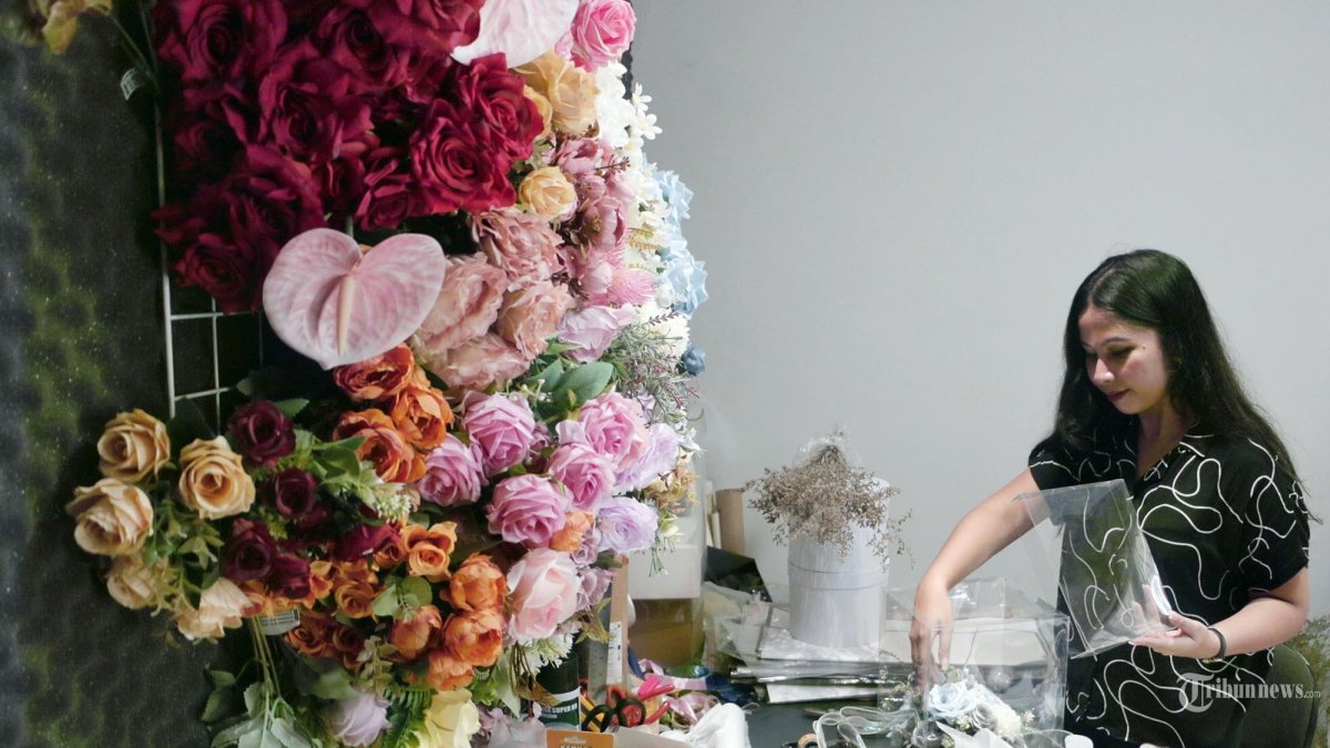 VALENTINE DAY - Pekerja sedang merangkai buket bunga di workshop Georgia Florist, Jalan Zebra V No 1 Pedurungan, Semarang, Jumat (31/1/2025). Georgia Florist memberikan promo diskon hingga Rp 20 ribu di setiap pembelian bunga segar untuk Valentine's Day atau Hari Kasih Sayang. Bunga segar dibanderol mulai dari Rp 100 ribu dengan ukuran medium. Pelanggan bisa pesan sesuai katalog yang tersedia di Instagram @thegeorgia.smg dan bisa memilih ukuran hingga jenis bunga yang diinginkan untuk rangkaian buket dari Georgia Florist Semarang. (Tribun Jateng/Hermawan Handaka)