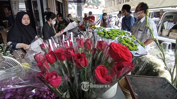SAMBUT HARI VALENTINE - Pembeli sedang memilih bunga potong jenis Bunga Mawar yang diminatinya di Toko Naufal Flirist, di kawasan Pasar Lama, Kota Tangerang, Senin (14/2/2022). Pedagang mengaku kebanjiran permintaan Bunga Mawar yang tinggi hingga mencapai 100 persen pada perayaan Hari Valentines Day tahun ini. WARTA KOTA/NUR ICHSAN