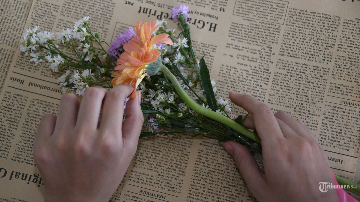 Lebih dari 100 mahasiswa dan dosen Petra Christian University (PCU) dari berbagai program mengikuti kegiatan bertajuk Valentines Day with PCU: Flower Arrangement Workshop di Atrium Gedung Radius Prawiro Kantor Pusat PCU, Senin (12/2/2024). Workshop merangkai single bouquet flower oleh Marketing and Relations Department (MRD) ini merupakan pelatihan merangkai bunga ala Korean style, terutama pada mereka yang mengikuti tren Hallyu atau Korean Wave. Untuk kegiatan ini peserta yang mendaftar mendapatkan wrapping paper, plastik bouquet, pita dan bunga yang selanjutnya mendapatkan arahan dari instruktur selama 1,5 jam. SURYA/HABIBUR ROHMAN