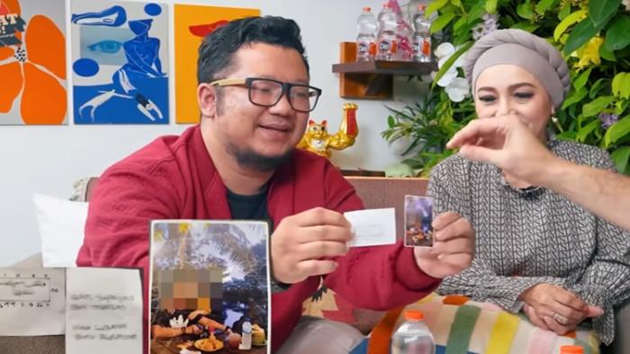 MENANTU POLIANDRI - Artis senior Firdha Razak dan putranya, Rafi Ikhsan Muharam saat menunjukkan bukti foto kepada Denny Sumargo, Jumat (13/2/2026), ungkap menantunya,diduga poliandri, sebut menikahi pria pengusaha kaya sudah beristri