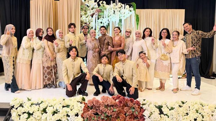 VIRAL AUREL-ATTA: Potret keluarga besar Gen Halilintar dan Aaliyah Massaid saat prosesi tedak siten.