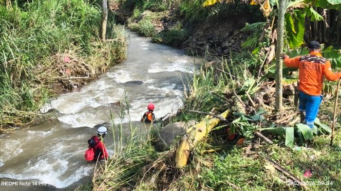 PENYUSURAN - Tim SAR melakukan penyisiran di aliran sungai Karangmalang, Kota Semarang untuk mencari korban hanyut.