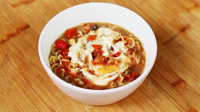 Mie Instan Rebus Istimewa pakai Kornet dan Telur