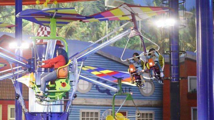 Pengunjung menaiki salah satu wahana permainan di Trans Studio Cibubur.