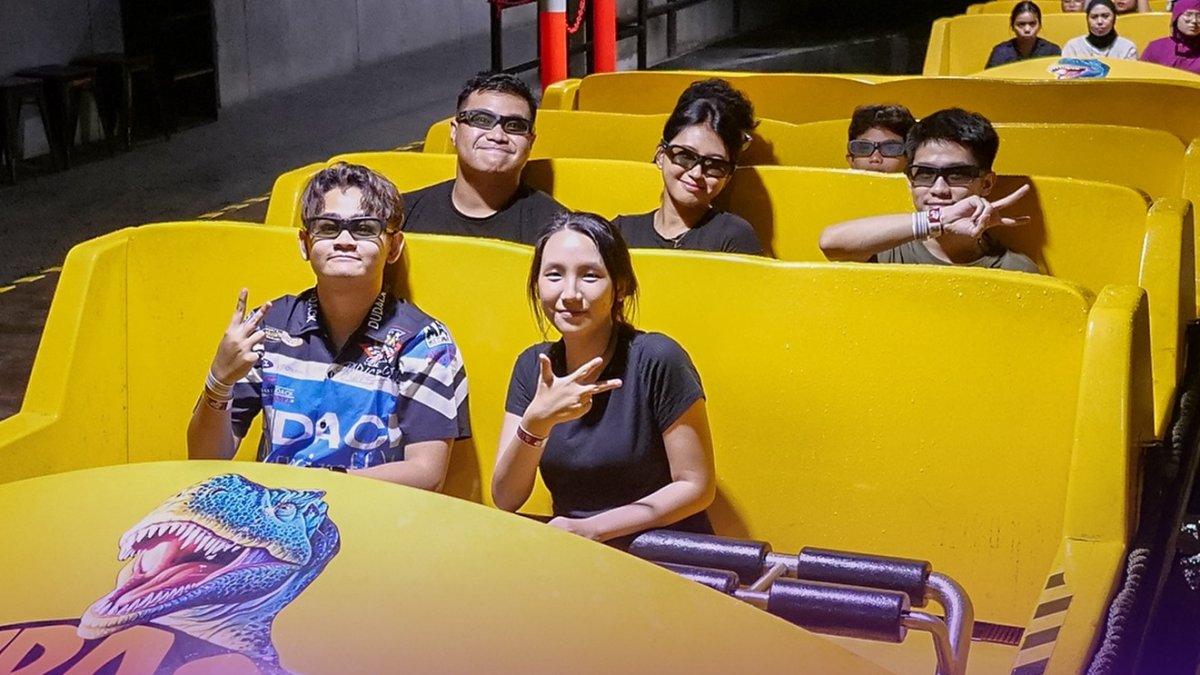 Wisatawan yang mencoba beragam wahana di Trans Studio Cibubur