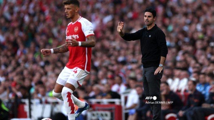 Manajer Arsenal asal Spanyol Mikel Arteta memberi isyarat di tepi lapangan saat bek Arsenal asal Inggris #04 Ben White terlihat memberikan umpan selama pertandingan sepak bola Liga Utama Inggris antara Arsenal dan Manchester City di Stadion Emirates di London pada 8 Oktober 2023.