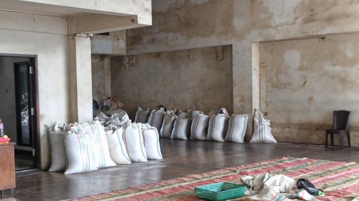 HARGA CENGKIH - Potret Gudang Penampungan Cengkih di Wanea, Kota Manado, Sulut, Senin (16/2/2026).