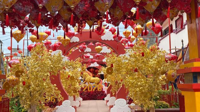 Foto Senin 16 Februari 2026 jelang Imlek 2026.