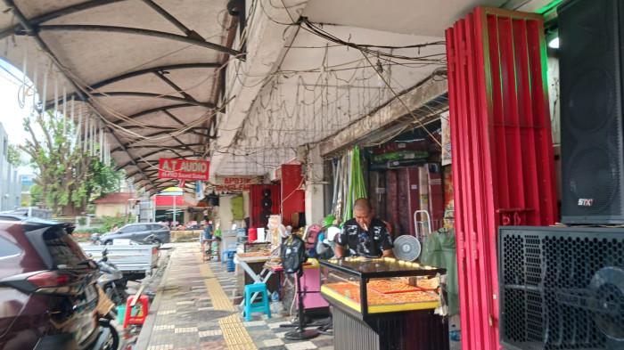 PASAR - Ilustrasi aktivitas jual beli di Pasar 45, Manado, Sulawesi Utara, Kamis (22/1/2026). Gangguan jaringan internet sempat berdampak ke pelaku UMKM dan penjual online.