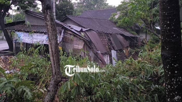 Tanah longsor membuat tiga bangunan usaha
