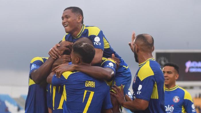 SUPER LEAGUE - Selebrasi pemain Arema FC saat melawan Semen Padang dalam laga Super League 2025/2026 di Stadion Kanjuruhan, Kabupaten Malang, Minggu (15/2/026).