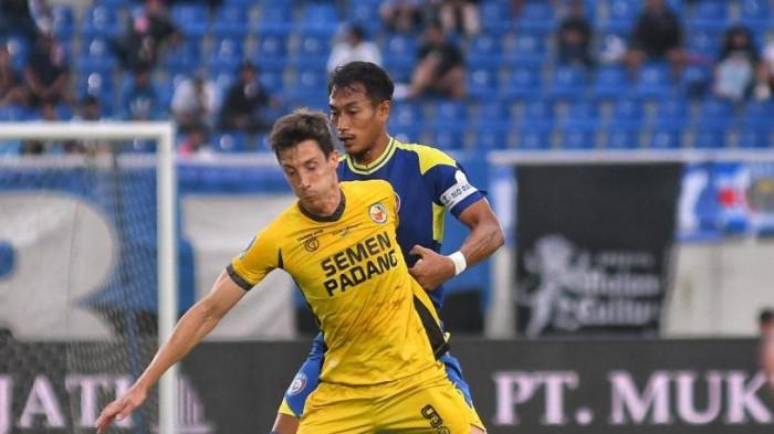 SUPER LEAGUE - Pemain Arema FC, Hansamu Yama Pranata (belakang), menempel pemain Semen Padang, Gillermo Fernandez (depan), dalam laga lanjutan Super League di Stadion Kanjuruhan, Kabupaten Malang, Minggu (15/2/2026). Arema FC berhasil menang atas Semen Padang FC dengan skor 3-0.