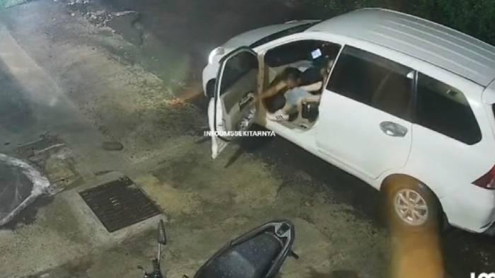 TANGKAPAN LAYAR. Seorang wanita tampak ditarik masuk dalam mobil. Kejadian viral di Kartasura, Sukoharjo ini masih ditelusuri polisi.