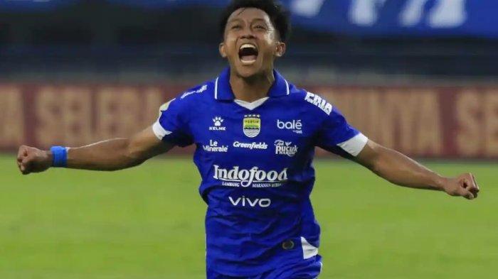 SELEBRASI - Pemain Persib Bandung, Febri Hariyadi melakukan selebrasi setelah berhasil membobol gawang Semen Padang pada Super League 2025-2026, di Stadion Gelora Bandung Lautan Api (GBLA), Kota Bandung, Jawa Barat, Sabtu (9/8/2025). Ini statistik Febri Hariyadi yang merapat ke Persis Solo.