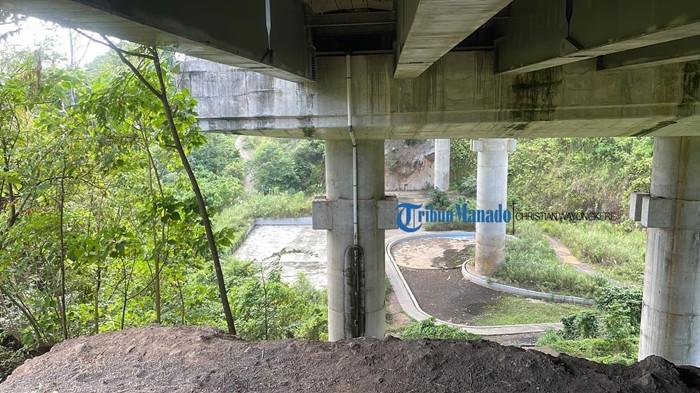 KOLAM - Foto-foto dua kolam renang unik yang sudah terbengkalai di Bitung