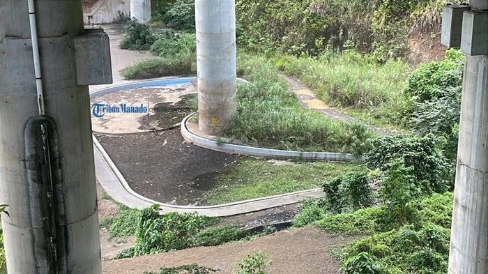 Foto kolam renang lonjong variatif yang sudah terbengkalai di Kota Bitung, Sulawesi Utara